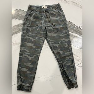 Cloth and Stone camo joggers. Size small